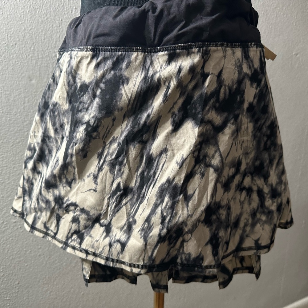 Lululemon Exercise Skirt (with shorts) - size 8